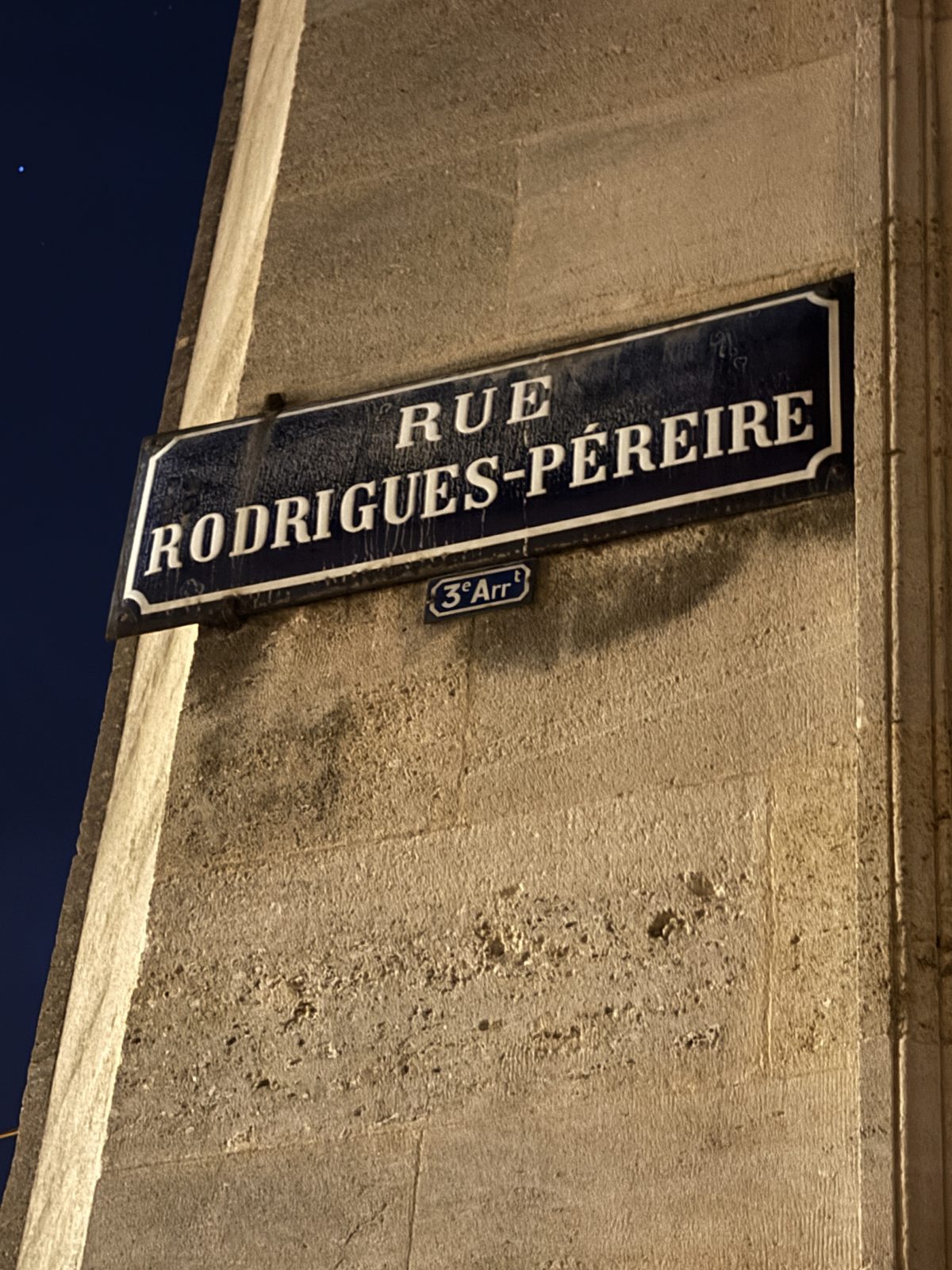 The street sign for Rue Rodrigues-Péreire, near the villa.